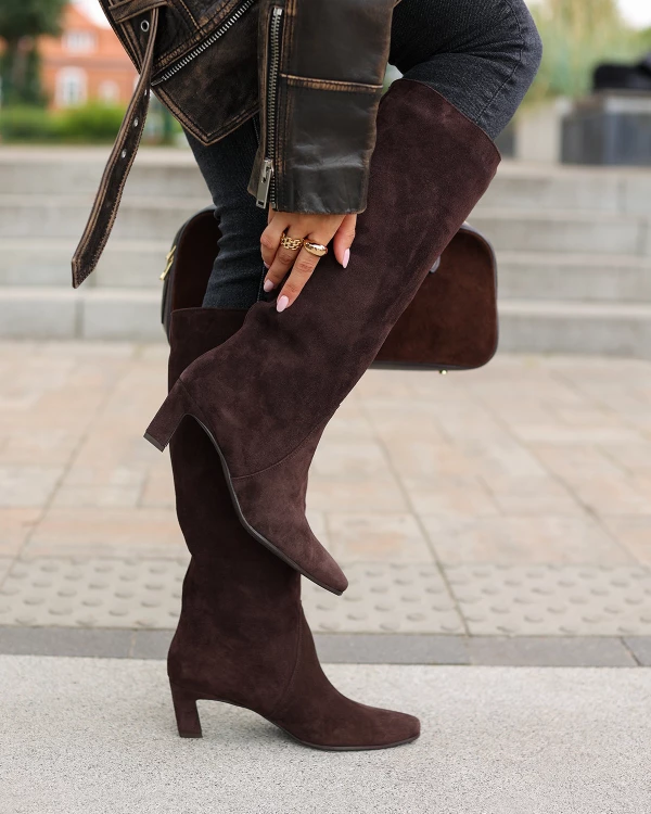 Czekoladowe kozaki damskie ze skóry zamszowej na słupku 2