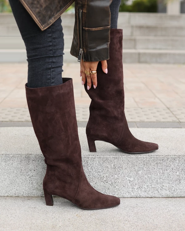 Czekoladowe kozaki damskie ze skóry zamszowej na słupku 4