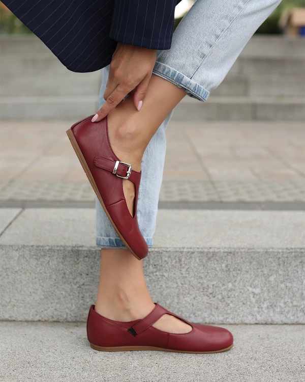 Bordowe półbuty damskie ze skóry licowej z wycięciami