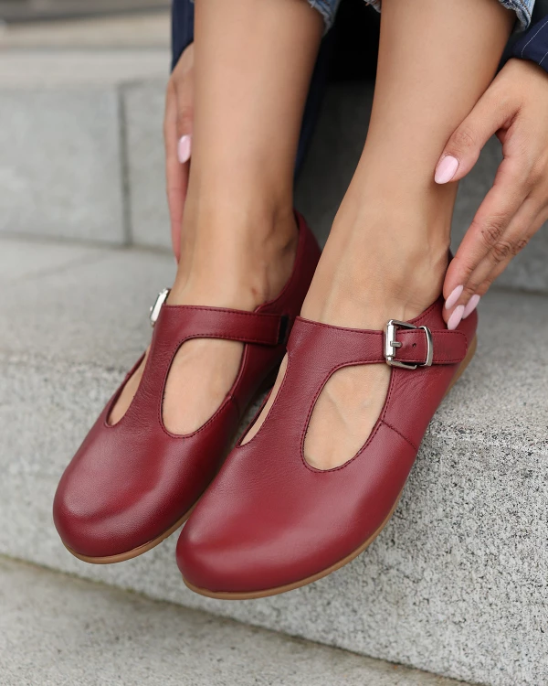 Bordowe półbuty damskie ze skóry licowej z wycięciami 3