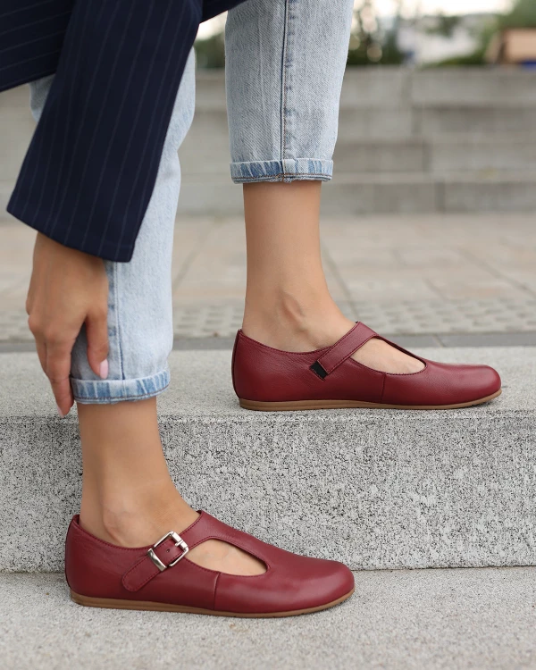 Bordowe półbuty damskie ze skóry licowej z wycięciami 2