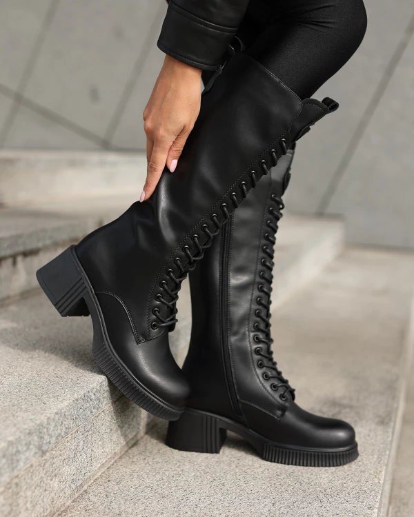 Czarne kozaki damskie sznurowane ze skóry licowej na klocku