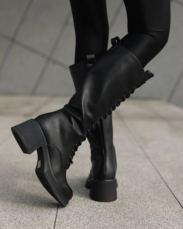 Czarne kozaki damskie sznurowane ze skóry licowej na klocku 3
