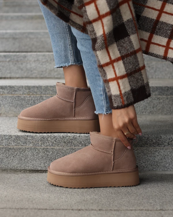 Beżowe śniegowce damskie emu ze skóry zamszowej na platformie