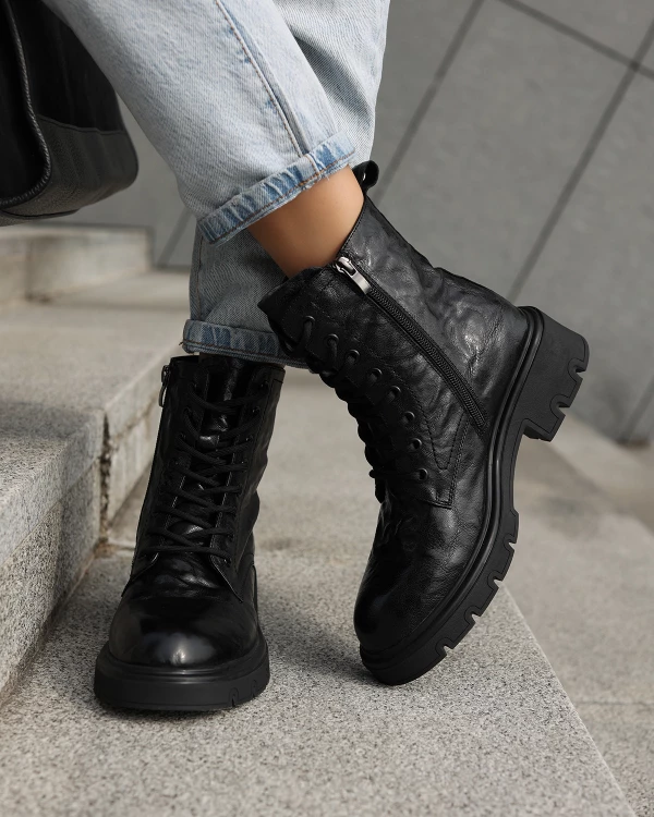 Czarne botki damskie sznurowane ze skóry licowej