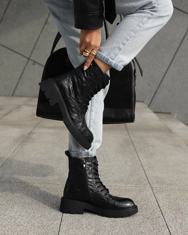 Czarne botki damskie sznurowane ze skóry licowej 3