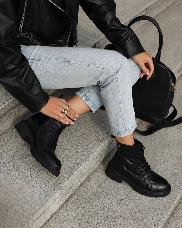 Czarne botki damskie sznurowane ze skóry licowej 4