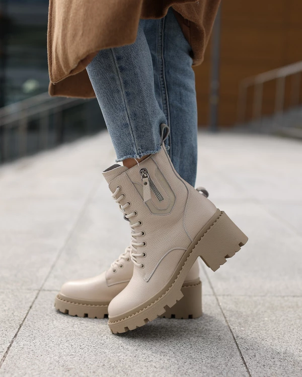 Beżowe botki damskie sznurowane ze skóry licowej na klocku