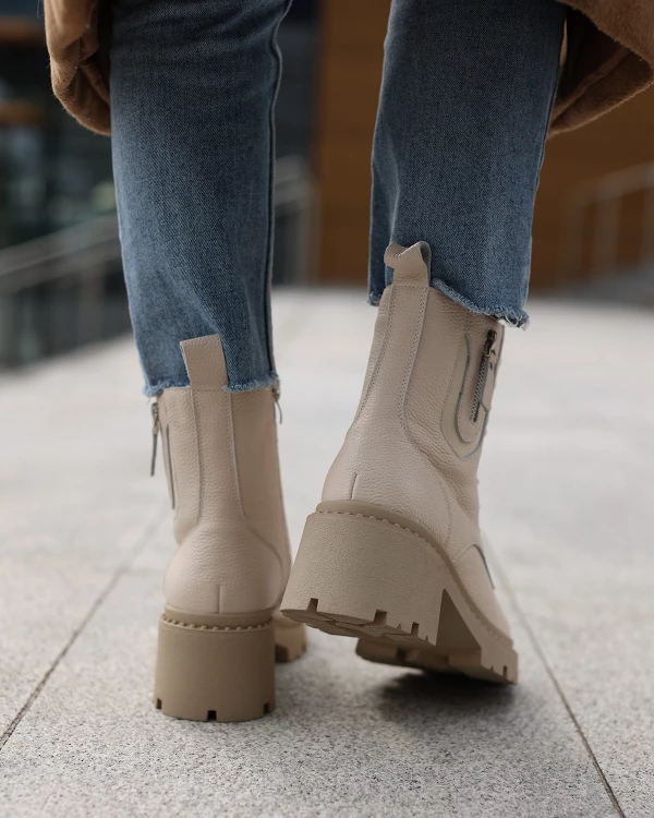 Beżowe botki damskie sznurowane ze skóry licowej na klocku 3