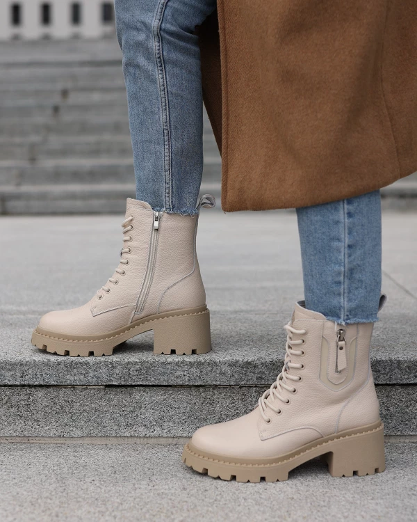 Beżowe botki damskie sznurowane ze skóry licowej na klocku 4