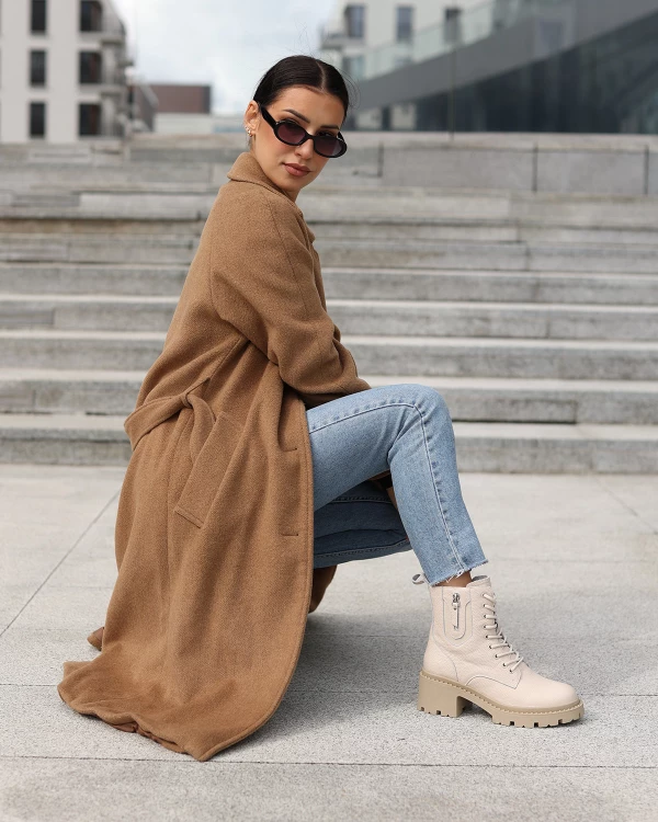 Beżowe botki damskie sznurowane ze skóry licowej na klocku 2