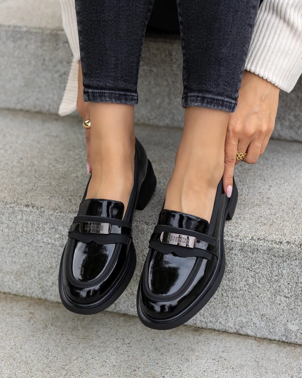 Czarne mokasyny damskie ze skóry lakierowanej na obcasie