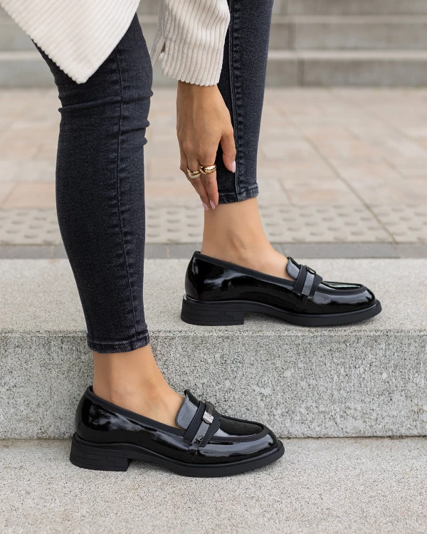 Czarne mokasyny damskie ze skóry lakierowanej na obcasie 3