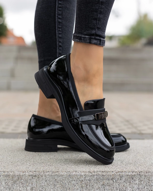 Czarne mokasyny damskie ze skóry lakierowanej na obcasie 4