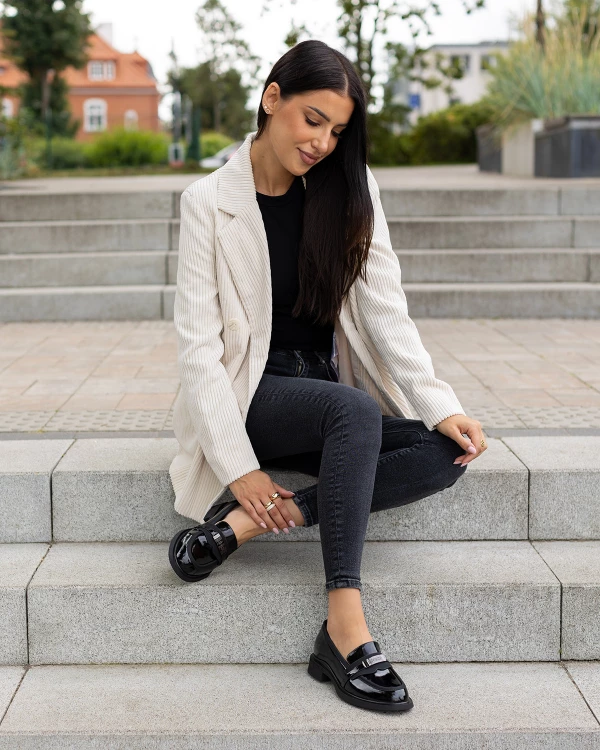 Czarne mokasyny damskie ze skóry lakierowanej na obcasie 2