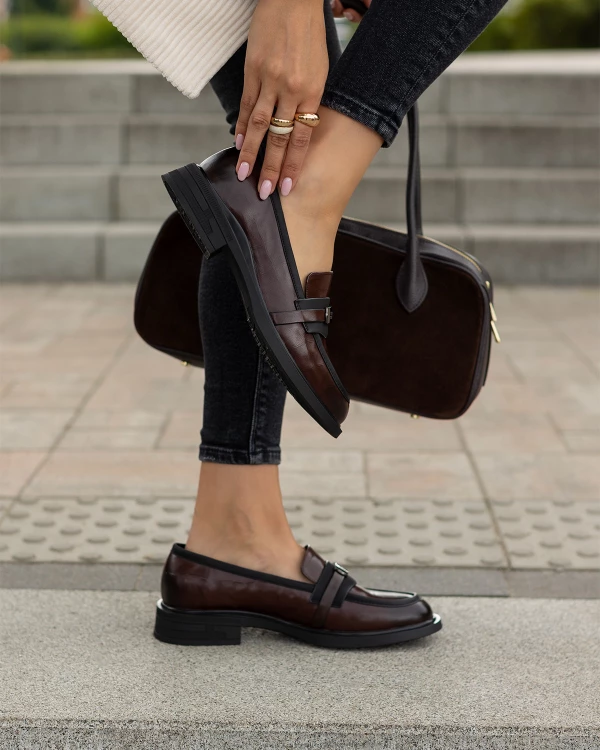 Ciemnobrązowe mokasyny damskie ze skóry lakierowanej
