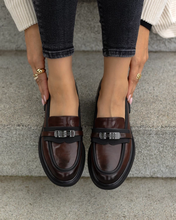 Ciemnobrązowe mokasyny damskie ze skóry lakierowanej 4