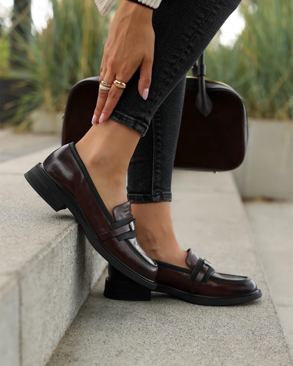 Ciemnobrązowe mokasyny damskie ze skóry lakierowanej 3