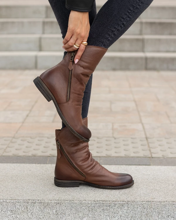 Brązowe botki damskie skórzane na niskim obcasie 3