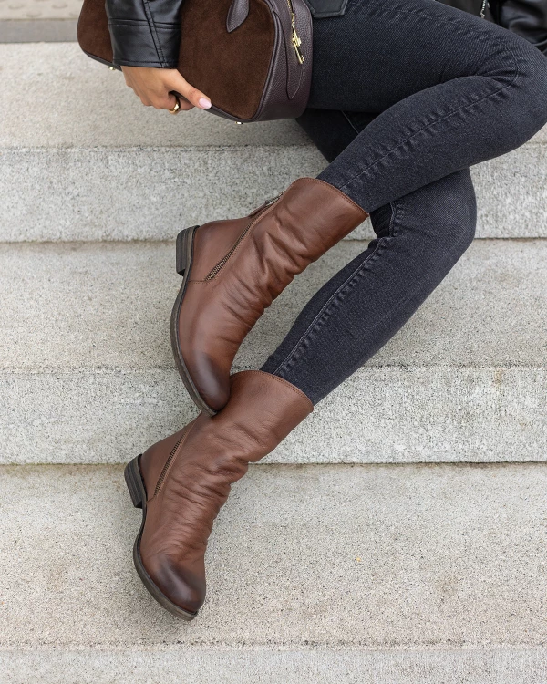 Brązowe botki damskie skórzane na niskim obcasie 4