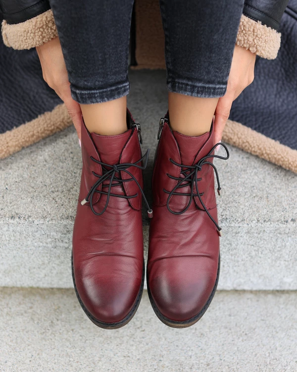 Bordowe trzewiki damskie ze skóry licowej na niskim obcasie