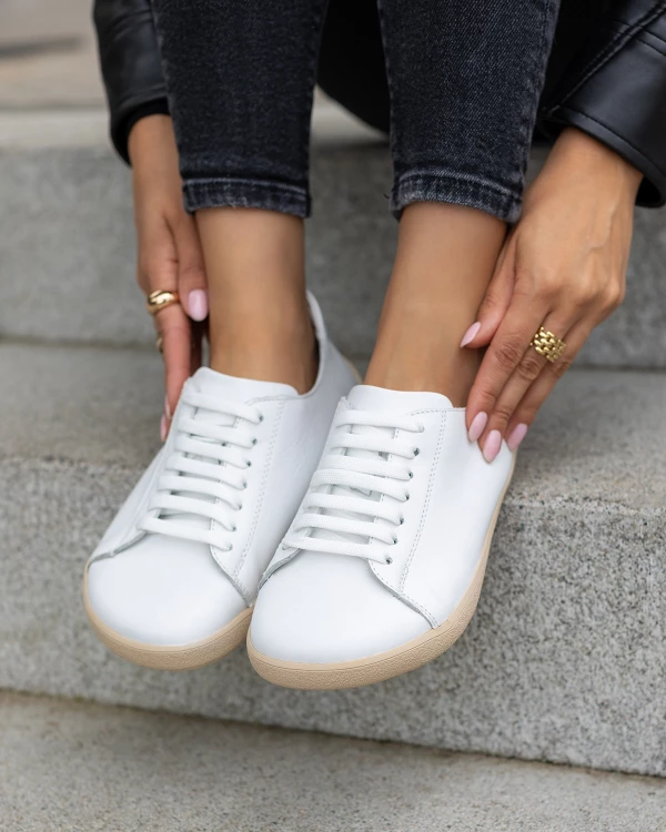 Białe trampki damskie skórzane z beżową podeszwą