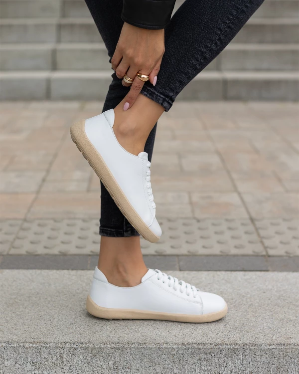 Białe trampki damskie skórzane z beżową podeszwą 3