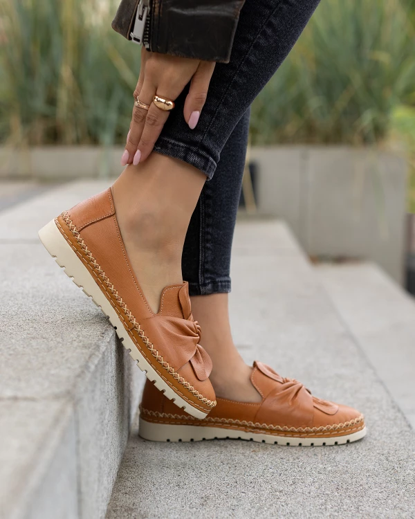 Rude półbuty damskie ze skóry licowej z kokardą