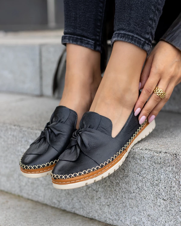 Czarne półbuty damskie skórzane z kokardą