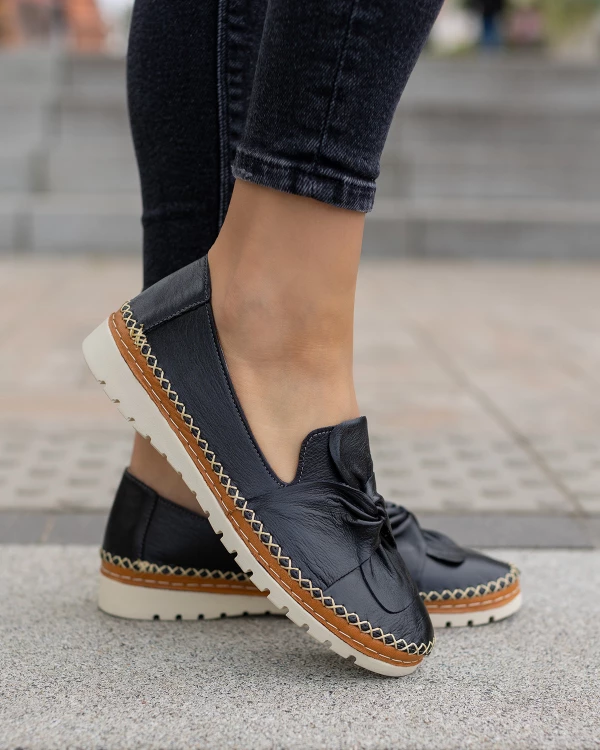 Czarne półbuty damskie skórzane z kokardą 3