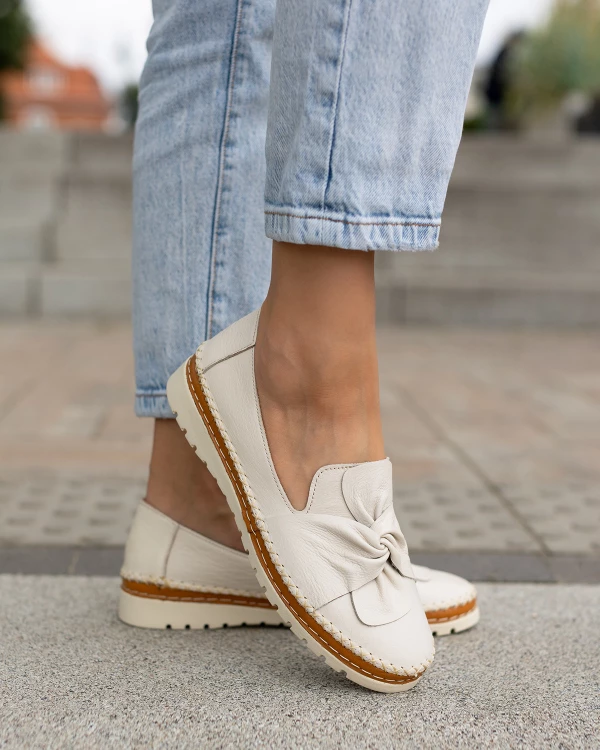 Beżowe półbuty damskie ze skóry licowej z kokardą