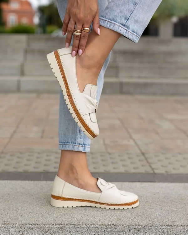 Beżowe półbuty damskie ze skóry licowej z kokardą 3