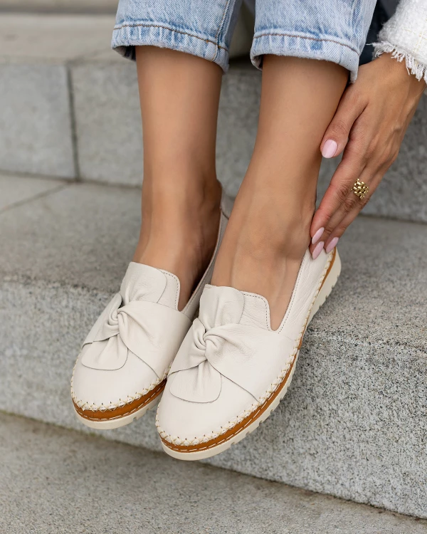 Beżowe półbuty damskie ze skóry licowej z kokardą 4