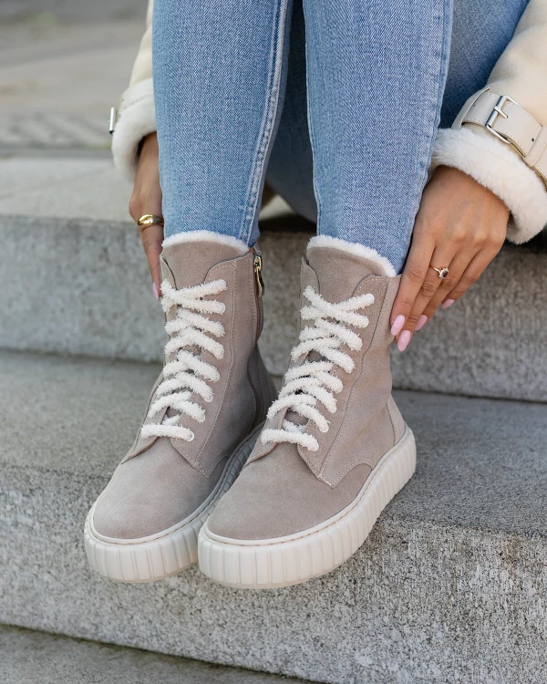 Beżowe trzewiki damskie ze skóry welurowej na platformie