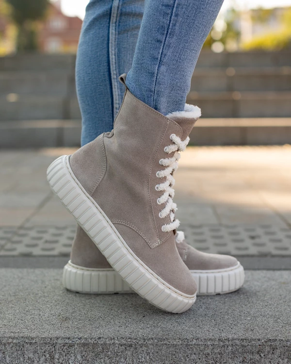 Beżowe trzewiki damskie ze skóry welurowej na platformie 3