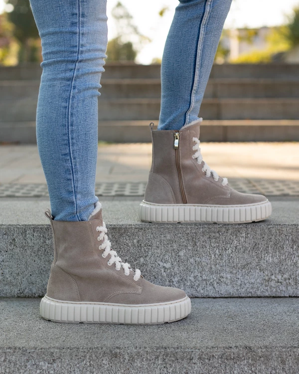 Beżowe trzewiki damskie ze skóry welurowej na platformie 4