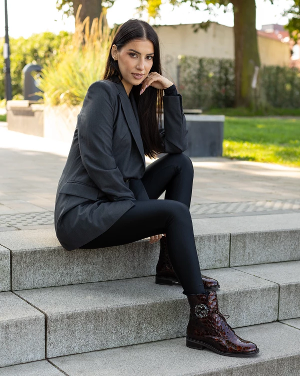 Brązowo-czarne trzewiki damskie ze skóry lakierowanej 2