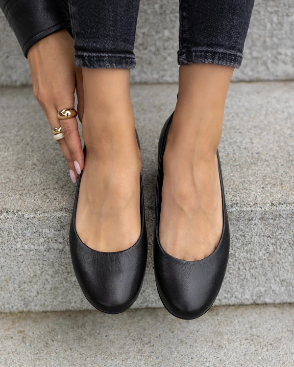Czarne baleriny damskie z naturalnej skóry licowej 4