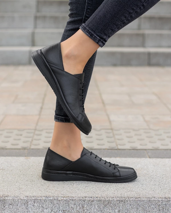 Czarne półbuty damskie ze skóry licowej