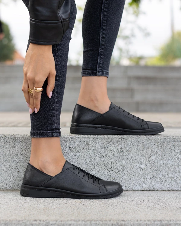 Czarne półbuty damskie ze skóry licowej 3