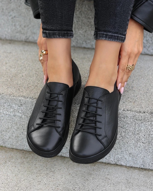 Czarne półbuty damskie ze skóry licowej 4