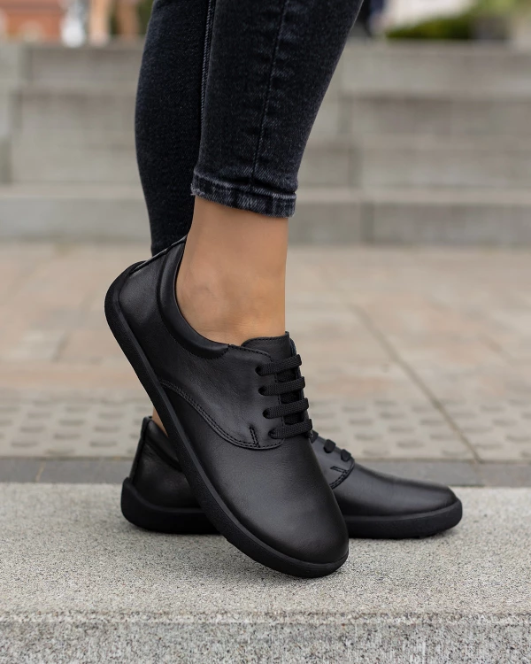 Czarne adidasy damskie sznurowane ze skóry naturalnej