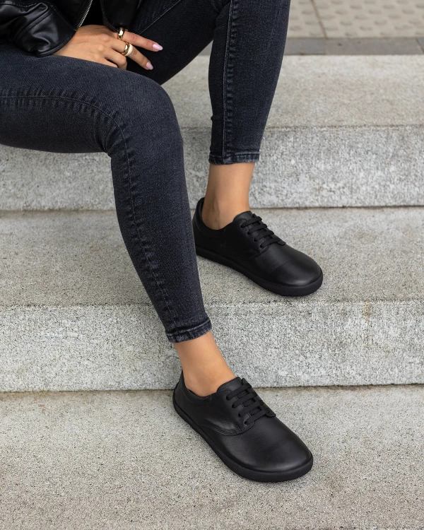 Czarne adidasy damskie sznurowane ze skóry naturalnej 4