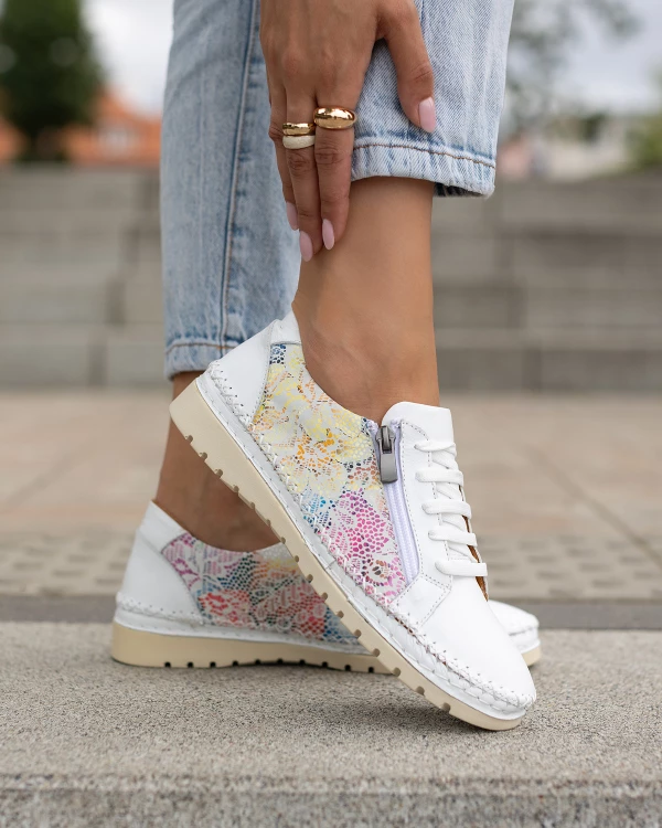 Białe półbuty damskie ze skóry licowej z motywem kwiatowym