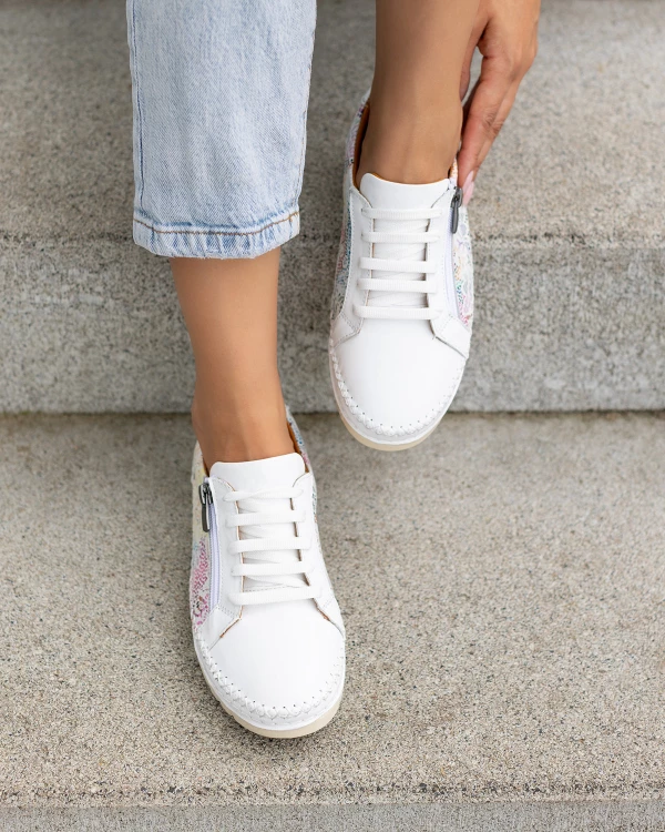 Białe półbuty damskie ze skóry licowej z motywem kwiatowym 3