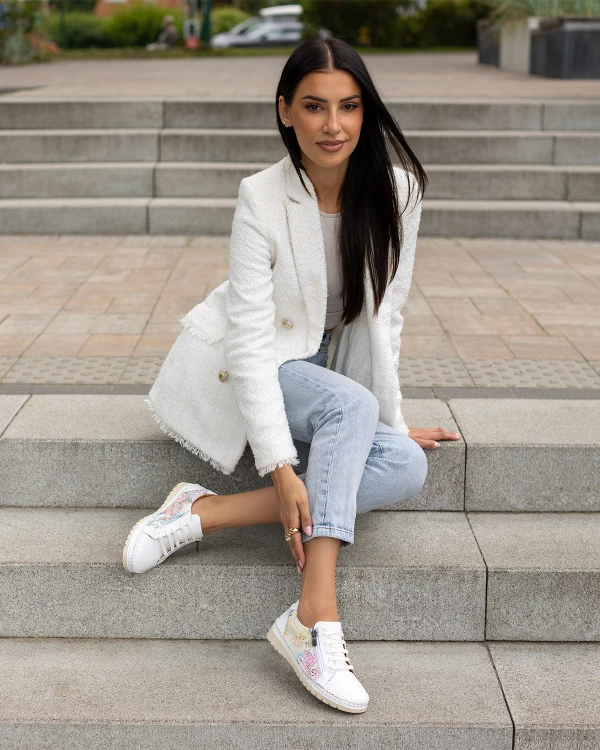 Białe półbuty damskie ze skóry licowej z motywem kwiatowym 2