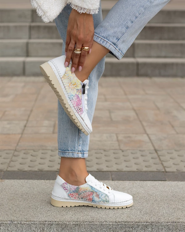 Białe półbuty damskie ze skóry licowej z motywem kwiatowym 4