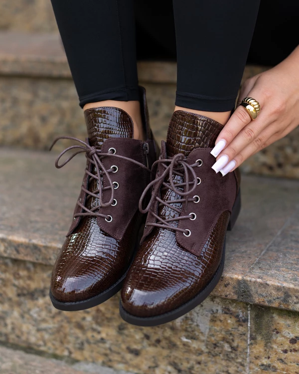 Brązowe botki sznurowane ze skóry ekologicznej na obcasie