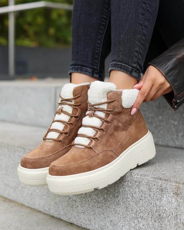 Brązowe trzewiki damskie ze skóry welurowej z futerkiem 4