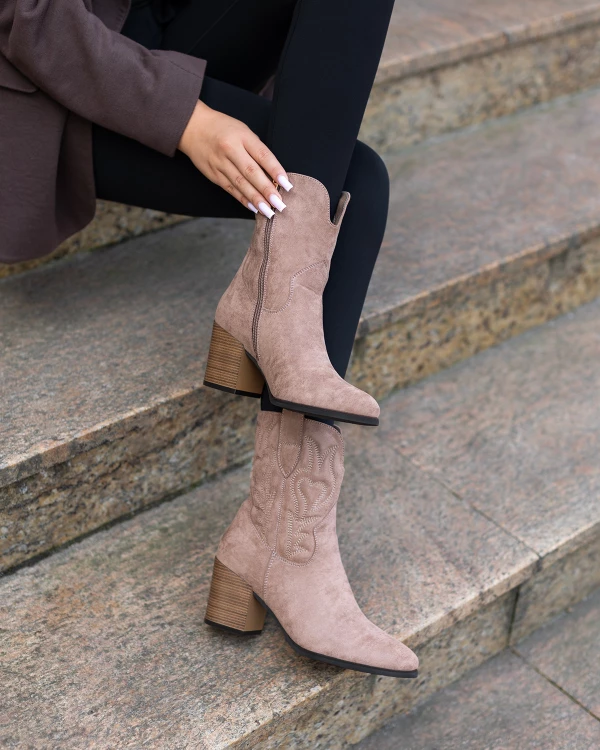 Beżowe kowbojki damskie z eko-zamszu na słupku